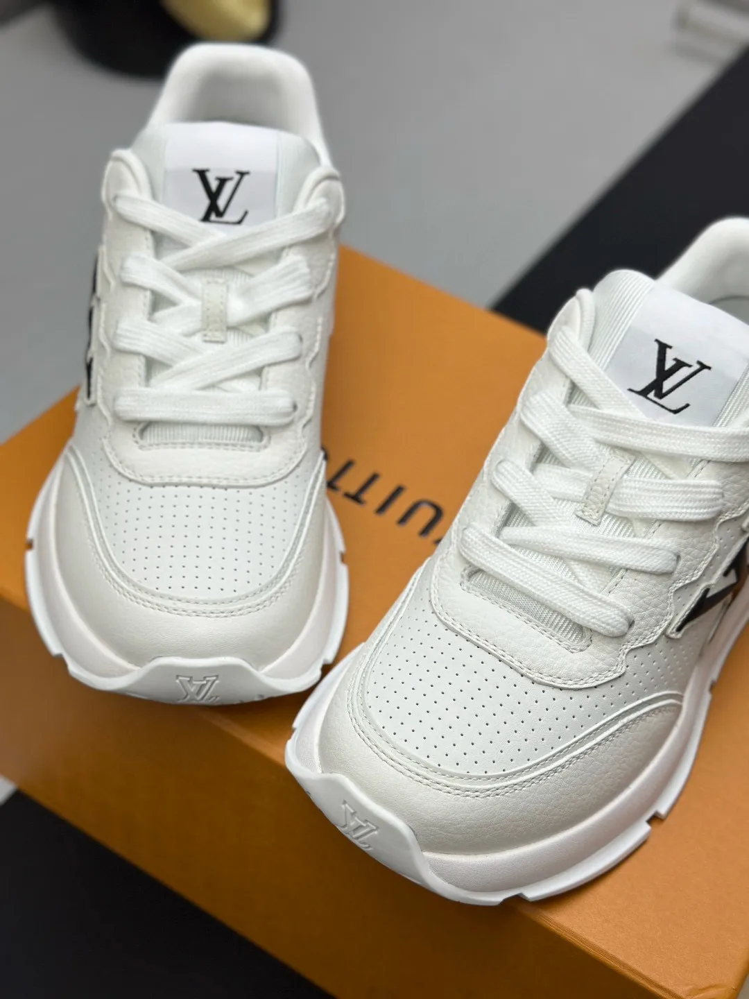 Factory price: 640💰Top version LV-Louis Vuitton-classic catwalk new style original 1:1 developed replica! ! The upper foot is very comfortable. It is made of luxurious materials and fine workmanship. The midsole is printed with English letters "Made in Europe". The upper is made of calfskin imported from Italy. The side is decorated with the brand's LOGO and signature. The latest latex foot pads and mesh lining make the foot feel super comfortable. The original two-color TPU combination outsole is specially provided by the original factory. Bag technology Goodyear stitched edges Fabric: Exclusive custom first-layer cowhide Accessories: Exclusive private model Vuitton logo, lining: Customized silk mesh lining - first-layer silk cowhide lining Outsole: TPU combination outsole wear-resistant, non-slip and anti-yellowing Foot pads: new latex pads-mesh sweat-absorbent Counter technology: fully computerized sewing machine wire drawing Toe box back cover Hot and cold shaping Full set of pull-top last with medium and low logo pattern Counter packaging - Shoelaces, certificates, cards, instructions, certificates, dust bags, the most complete packaging on the Internet, men's size: 38-46 (38/46 customized, non-refundable!)